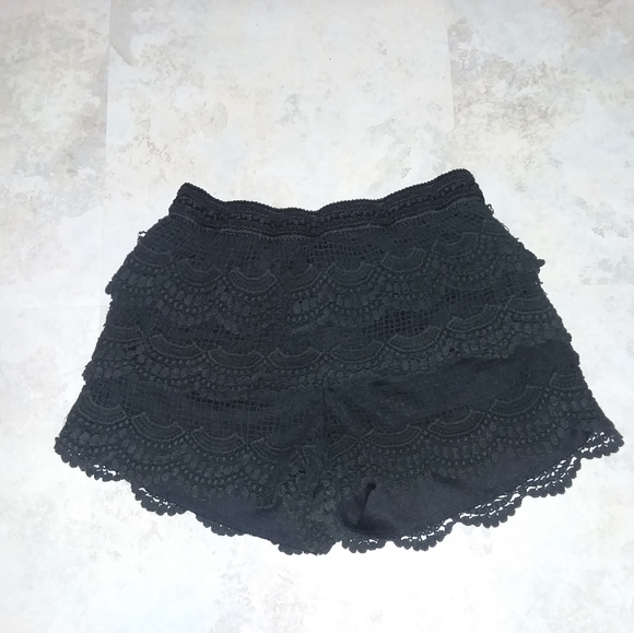 Ruffled black shorts - Picture 1 of 3